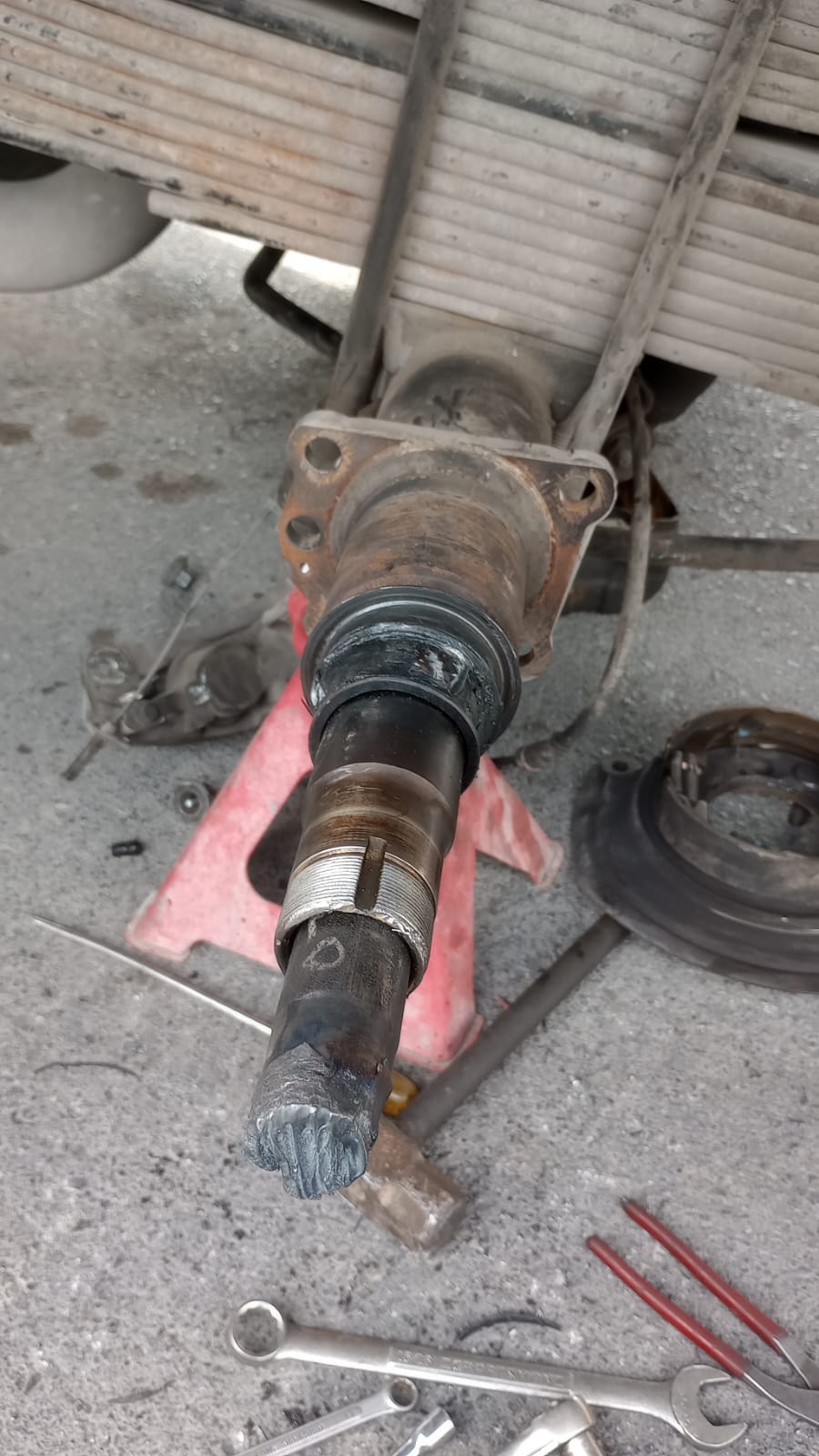 Espiga dañada con la punta rota, antes de reparar